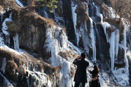 한파에 얼어붙은 폭포