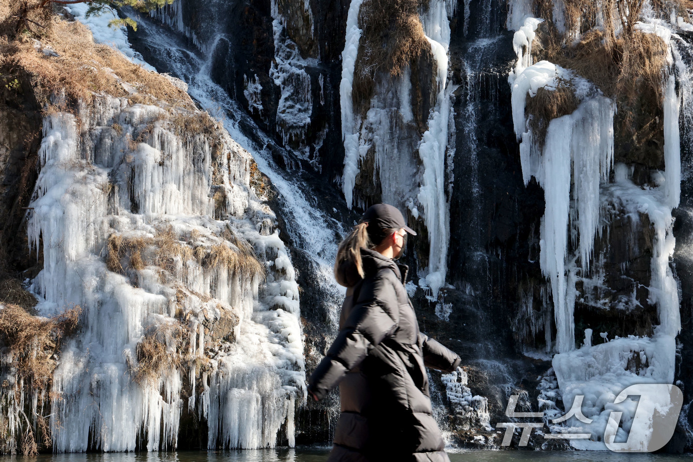 (서울=뉴스1) 이광호 기자 = 전국 곳곳에 한파특보가 발효 중인 11일 오후 서울 서대문구 홍제천 인공폭포가 얼어붙어 있다. 2026.1.11/뉴스1
