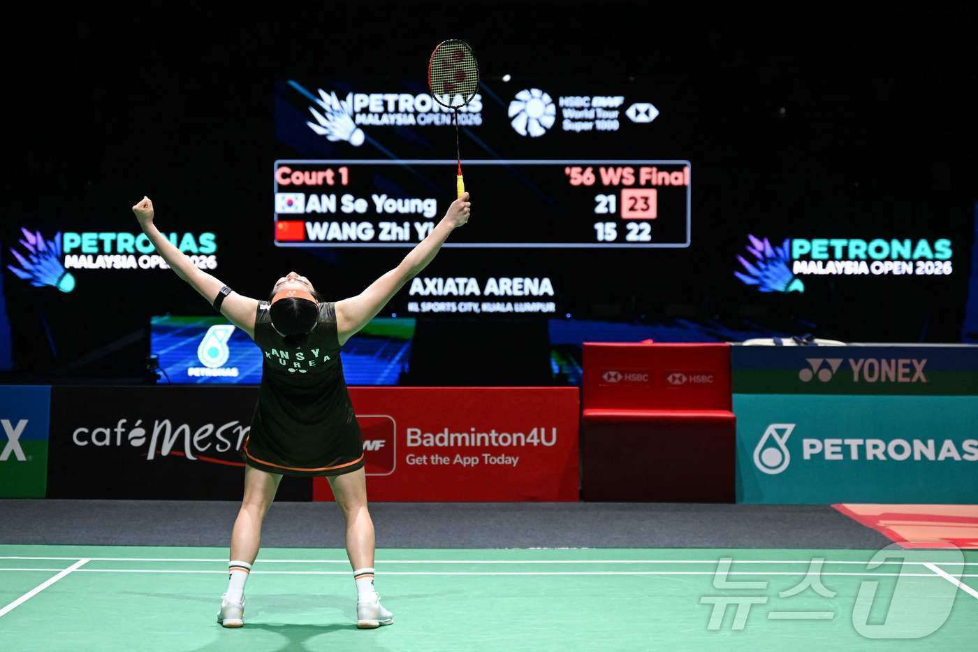 (AFP=뉴스1) = 배드민턴 여자 단식 세계 1위 안세영이 11일  말레이시아 쿠알라룸푸르 아시아타 아레나에서 열린 세계배드민턴연맹(BWF) 말레이시아 오픈 여자 단식 결승에서 …