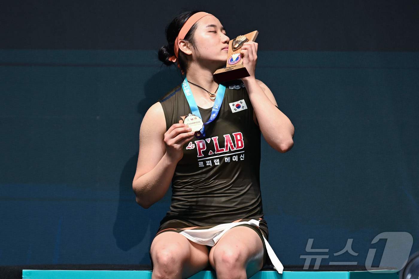 (AFP=뉴스1) = 배드민턴 여자 단식 세계 1위 안세영이 11일  말레이시아 쿠알라룸푸르 아시아타 아레나에서 열린 세계배드민턴연맹(BWF) 말레이시아 오픈 여자 단식 결승전 시 …