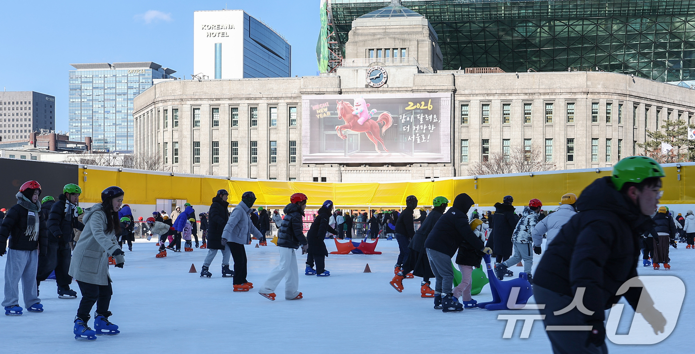 (서울=뉴스1) 김도우 기자 = 주말인 11일 서울 중구 서울광장 스케이트장을 찾은 시민들이 스케이트를 즐기고 있다. 2026.1.11/뉴스1