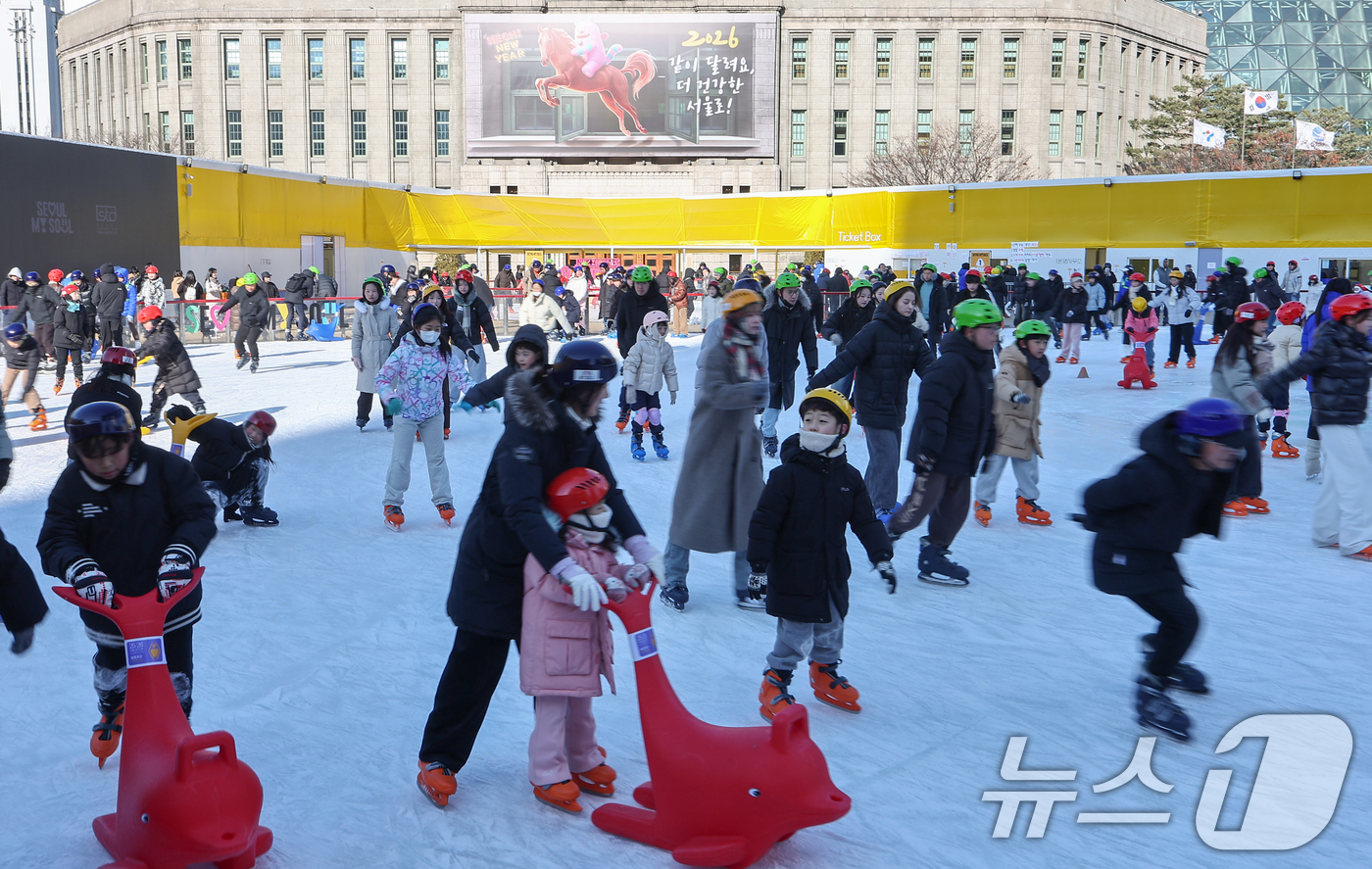 (서울=뉴스1) 김도우 기자 = 주말인 11일 서울 중구 서울광장 스케이트장을 찾은 시민들이 스케이트를 즐기고 있다. 2026.1.11/뉴스1