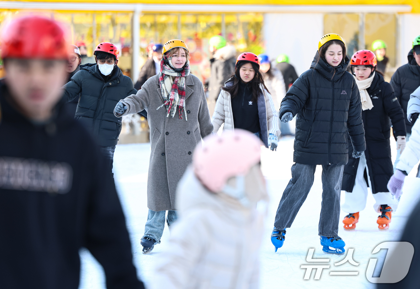 (서울=뉴스1) 김도우 기자 = 주말인 11일 서울 중구 서울광장 스케이트장을 찾은 시민들이 스케이트를 즐기고 있다. 2026.1.11/뉴스1