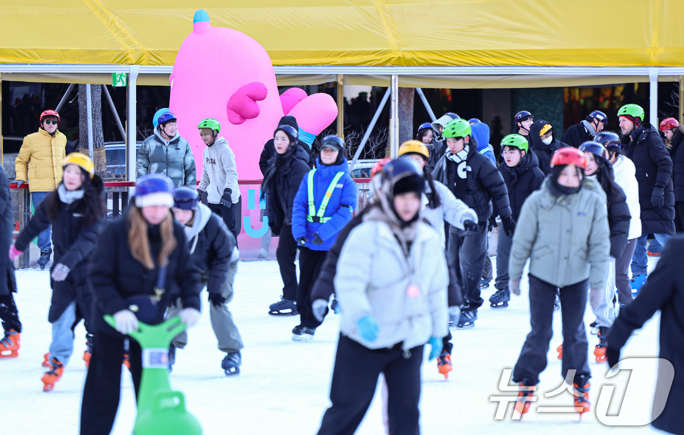 (서울=뉴스1) 김도우 기자 = 주말인 11일 서울 중구 서울광장 스케이트장을 찾은 시민들이 스케이트를 즐기고 있다. 2026.1.11/뉴스1
