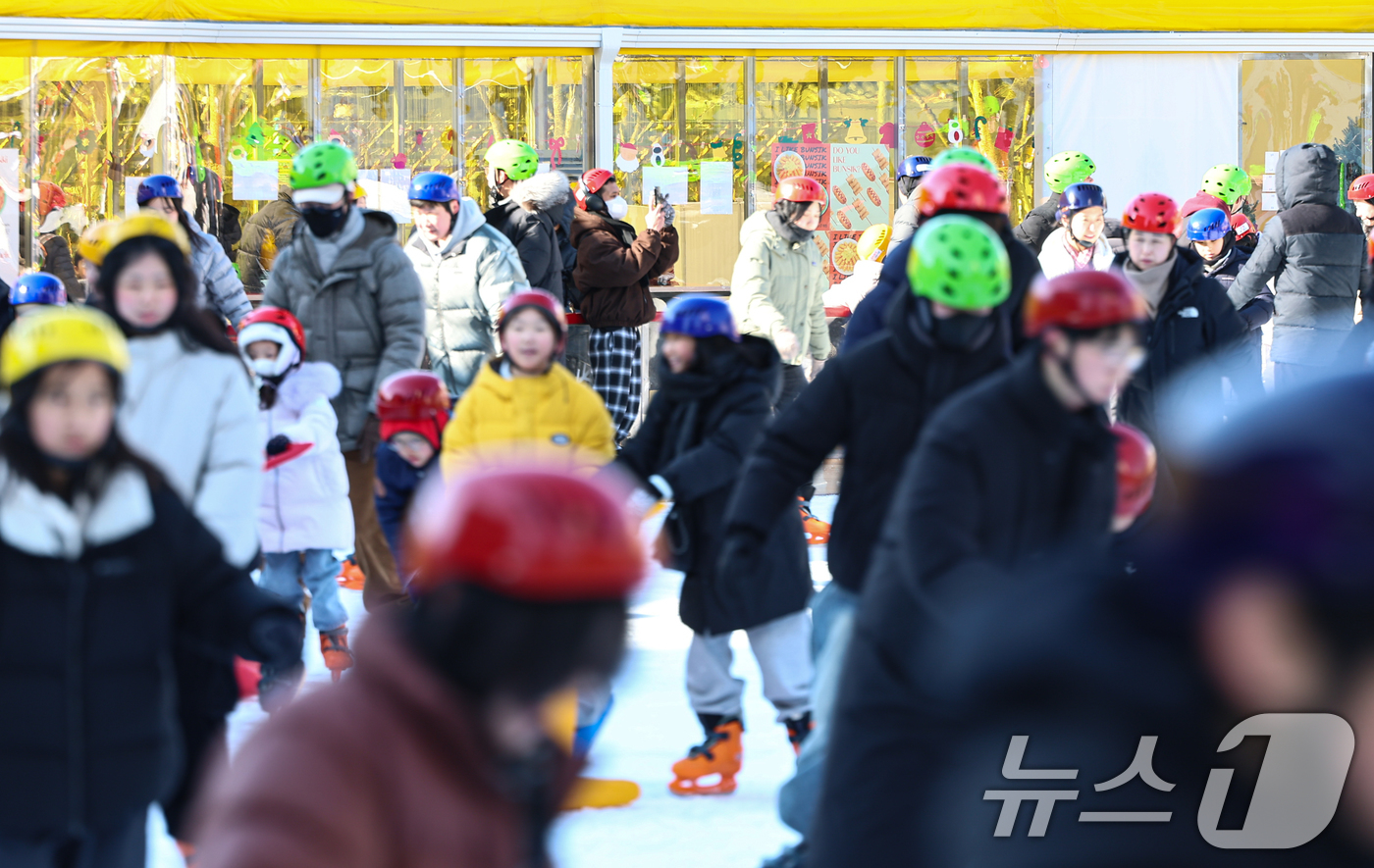 (서울=뉴스1) 김도우 기자 = 주말인 11일 서울 중구 서울광장 스케이트장을 찾은 시민들이 스케이트를 즐기고 있다. 2026.1.11/뉴스1
