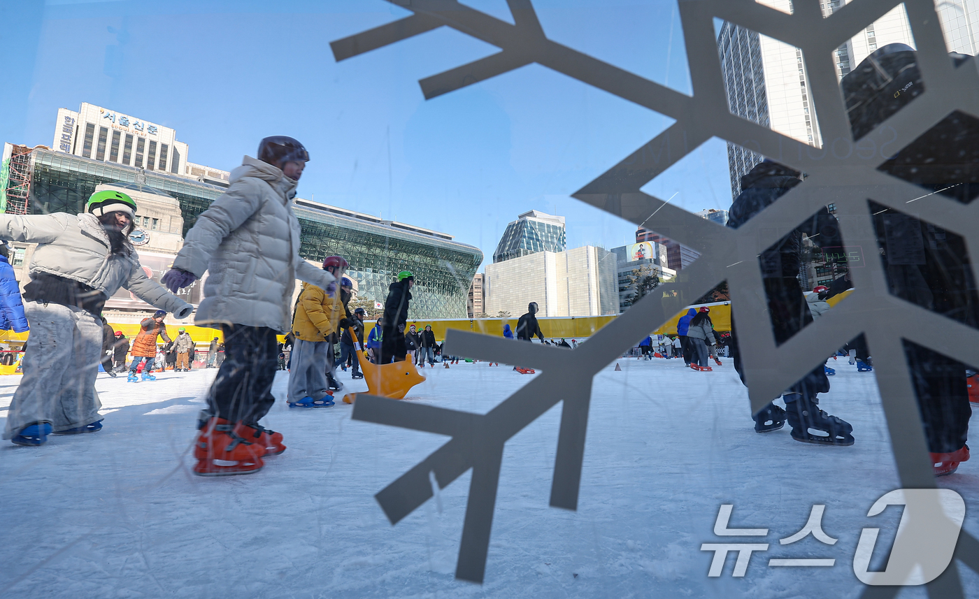 (서울=뉴스1) 김도우 기자 = 주말인 11일 서울 중구 서울광장 스케이트장을 찾은 시민들이 스케이트를 즐기고 있다. 2026.1.11/뉴스1