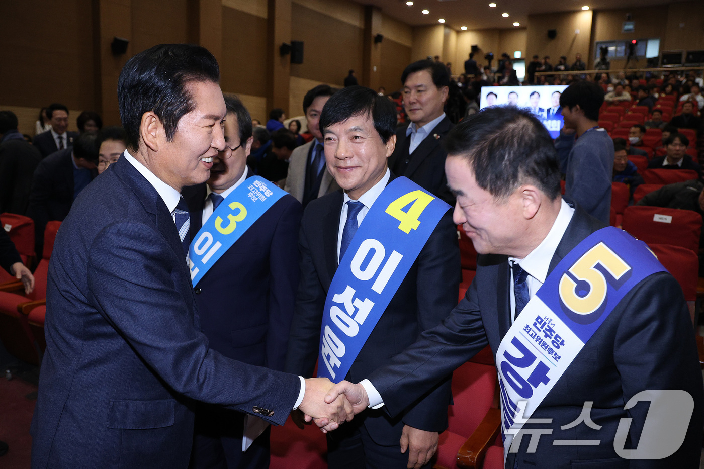 (서울=뉴스1) 신웅수 기자 = 정청래 더불어민주당 대표가 11일 서울 여의도 국회 의원회관에서 열린 최고위원 보궐선거 후보자 합동연설회에서 후보자들과 인사하고 있다. 2026.1 …