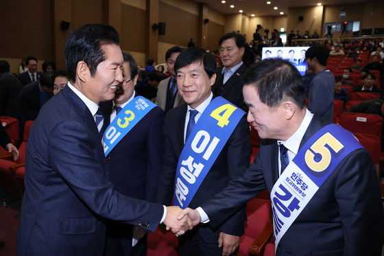 최고위원 후보들과 인사하는 정청래