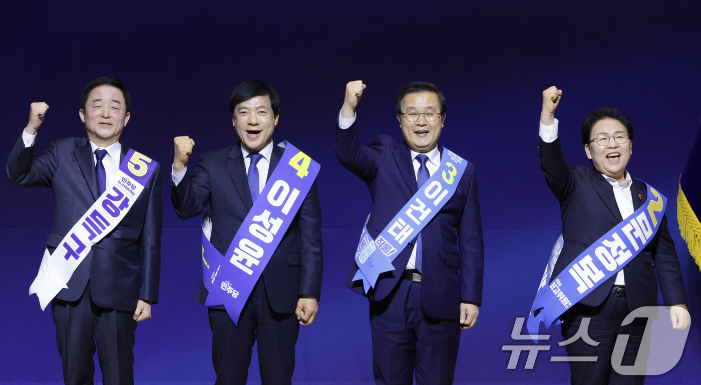 (서울=뉴스1) 신웅수 기자 = 강득구(왼쪽부터), 이성윤, 이건태, 문정복 더불어민주당 최고위원 후보가 11일 서울 여의도 국회 의원회관에서 열린 후보자 합동연설회에서 당원들에게 …