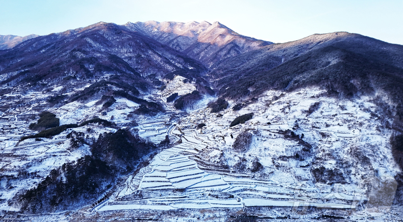 (함양=뉴스1) = 밤새 눈이 내린 11일 지리산 자락인 경남 함양군 마천면 다랑이 논에 하얀 눈이 쌓여 있다. (함양군 제공. 재판매 및 DB 금지) 2026.1.11/뉴스1
