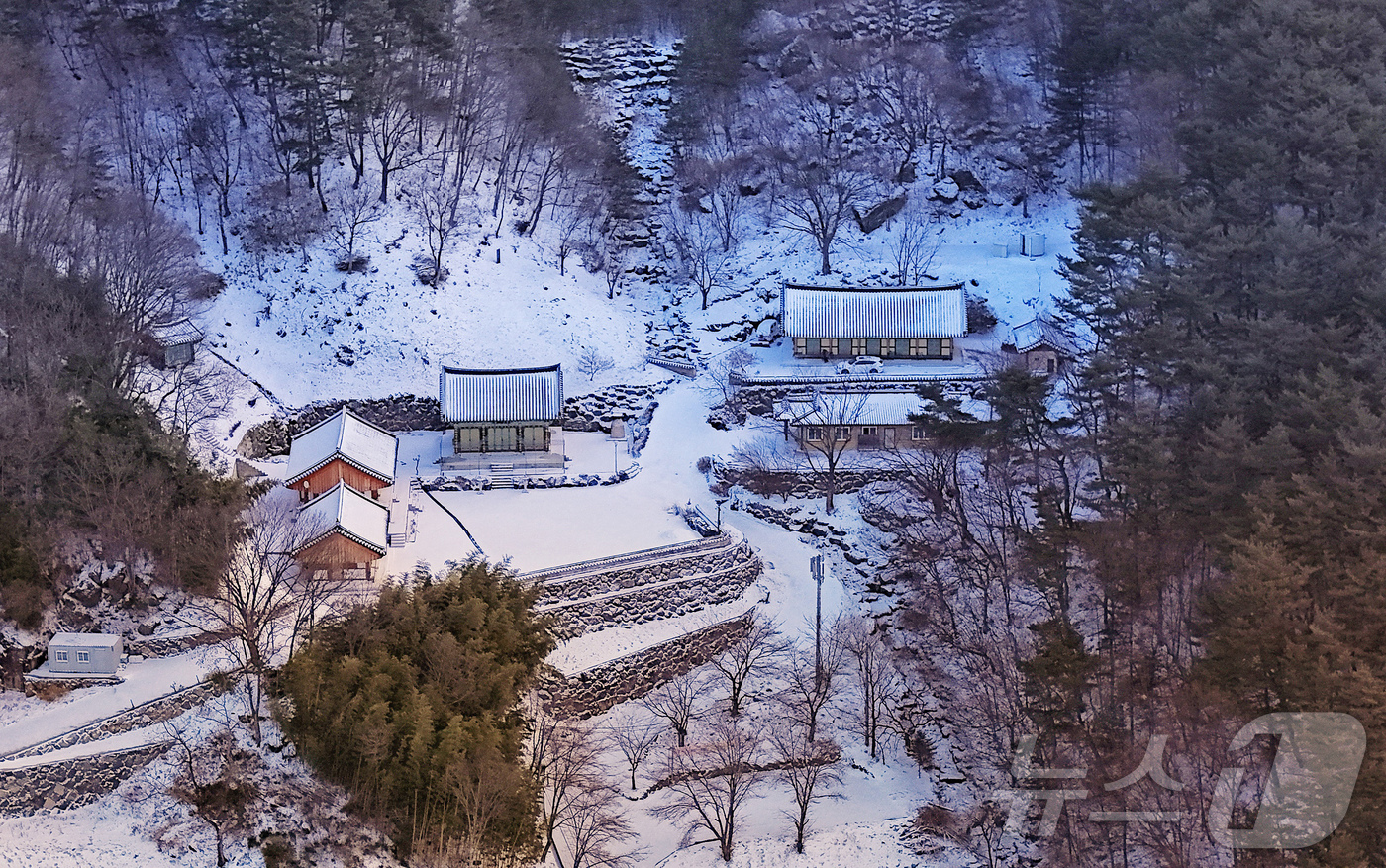 (함양=뉴스1) = 밤새 눈이 내린 11일 지리산 자락인 경남 함양군 마천면 안국사에 하얀 눈이 쌓여 있다. (함양군 제공. 재판매 및 DB 금지) 2026.1.11/뉴스1