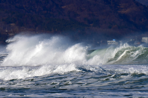 풍랑주의보 발령된 포항 '높은 파도'