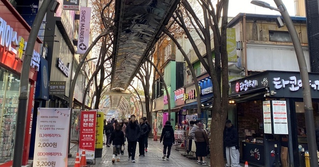 눈 그친 전주 객리단길…영하권 날씨에도 시민·관광객 발길 이어져