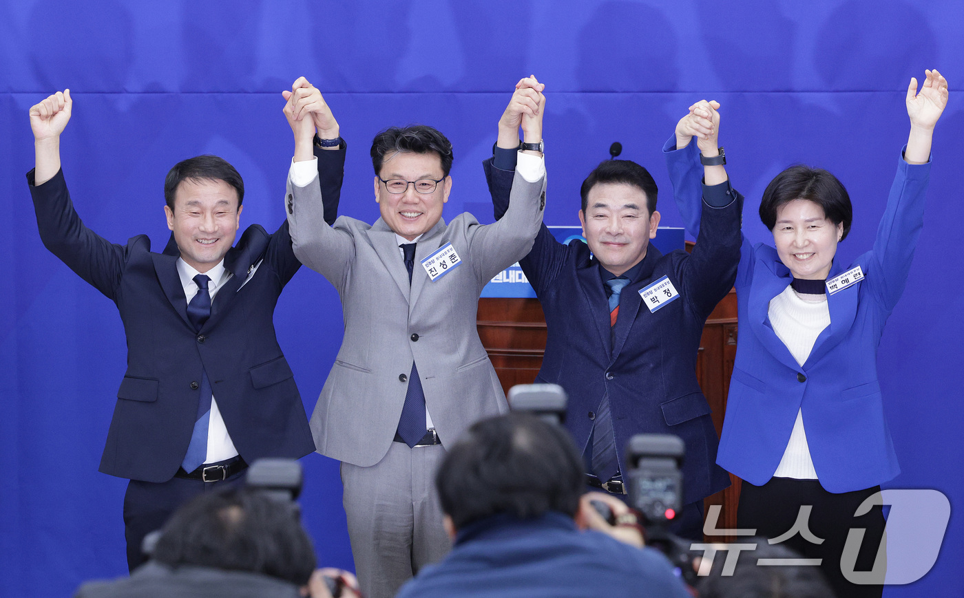 (서울=뉴스1) 신웅수 기자 = 한병도(왼쪽부터), 진성준, 박정, 백혜련 더불어민주당 원내대표 후보가 11일 서울 여의도 국회에서 열린 원내대표 선출 의원총회에서 인사하고 있다. …