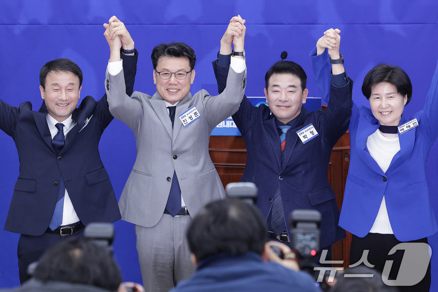 (서울=뉴스1) 신웅수 기자 = 한병도(왼쪽부터), 진성준, 박정, 백혜련 더불어민주당 원내대표 후보가 11일 서울 여의도 국회에서 열린 원내대표 선출 의원총회에서 인사하고 있다. …