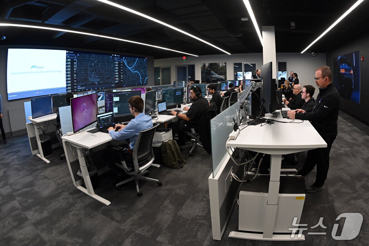 본문 이미지 - 8일(현지시간) 미국 네바다주 라스베이거스 모셔널테크니컬센터에서 직원들이 현대차그룹과 모셔널과 함께 개발한 아이오닉 5 기반 '로보택시'의 자율주행 데이터 관리를 하고 있다.2026.1.12/뉴스1