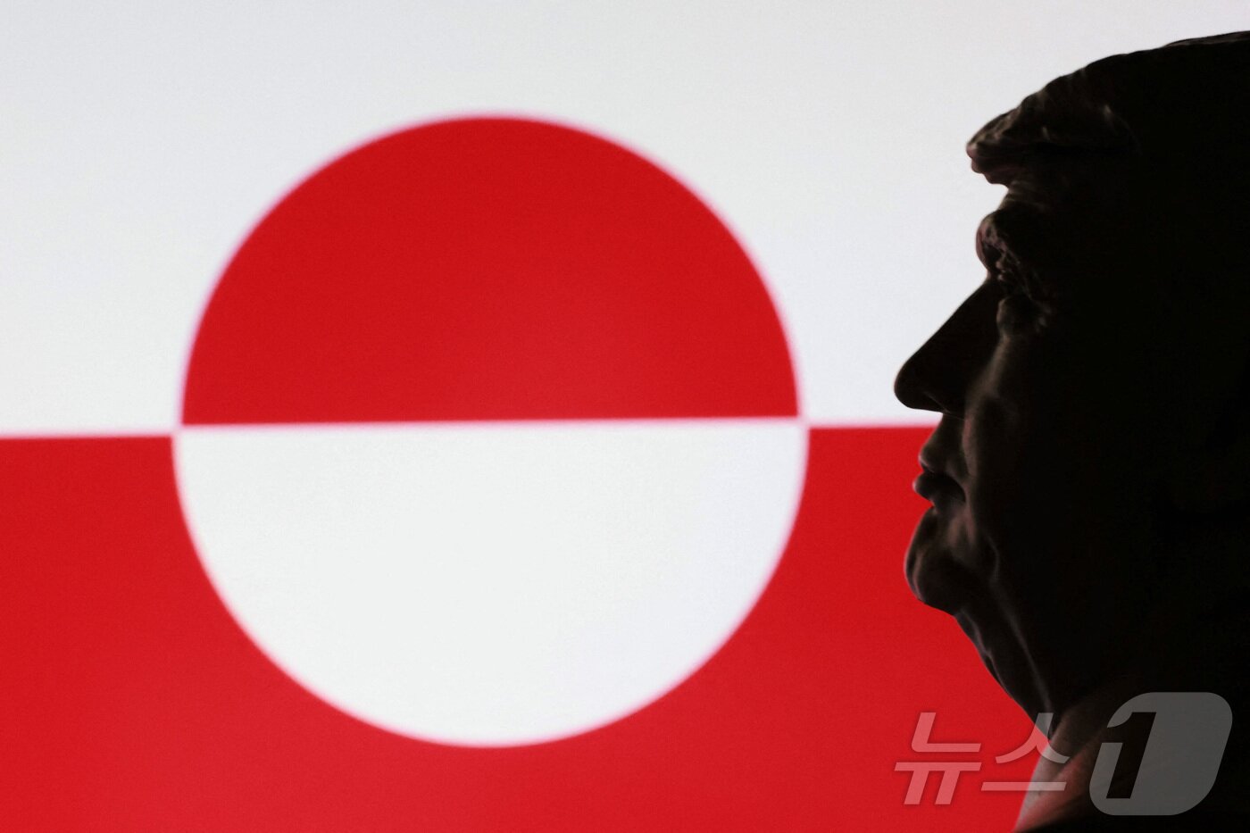 본문 이미지 - 3D 프린터로 제작된 도널드 트럼프 미국 대통령 모형 뒤로 그린란드 국기가 나오는 일러스트. ⓒ 로이터=뉴스1 ⓒ News1 김지완 기자