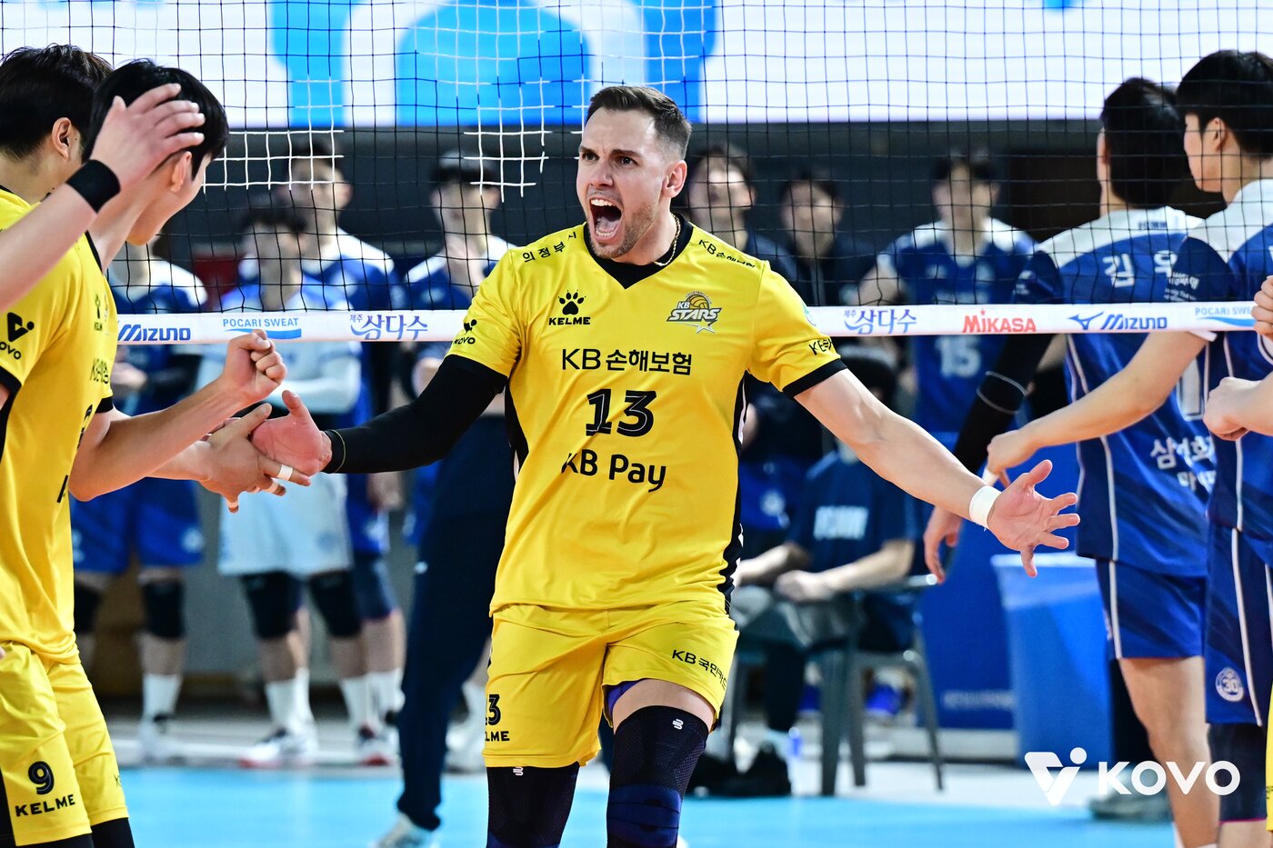 본문 이미지 - KB손해보험 안드레스 비예나가 11일 열린 우리카드전에서 공격을 성공한 뒤 기뻐하고 있다. (KOVO 제공)