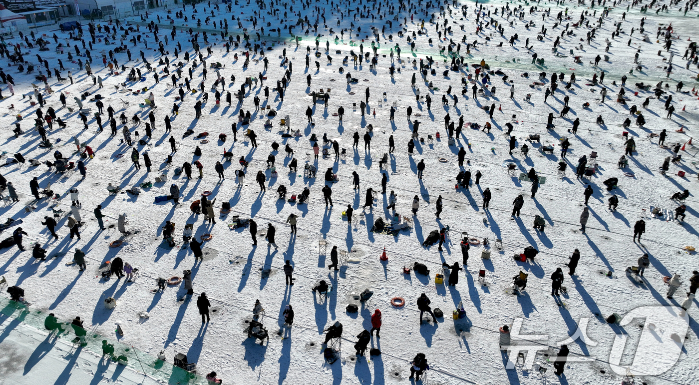 (서울=뉴스1) = 2026 화천산천어축제 개막 이틀째인 11일 강원 화천군 화천읍 화천산천어축제장 얼음낚시터가 관광객들로 붐비고 있다. (화천군 제공. 재판매 및 DB 금지) …