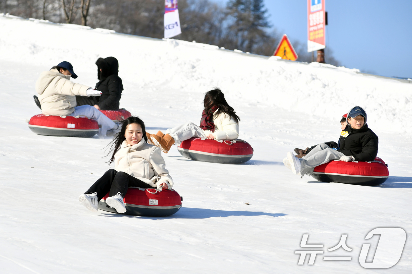 (서울=뉴스1) = 2026 화천산천어축제 이틀째인 11일, 강원 화천군 화천읍 축제장에 마련된 총연장 140m의 눈썰매장에서 관광객들이 즐거운 시간을 보내고 있다.  (화천군 제 …