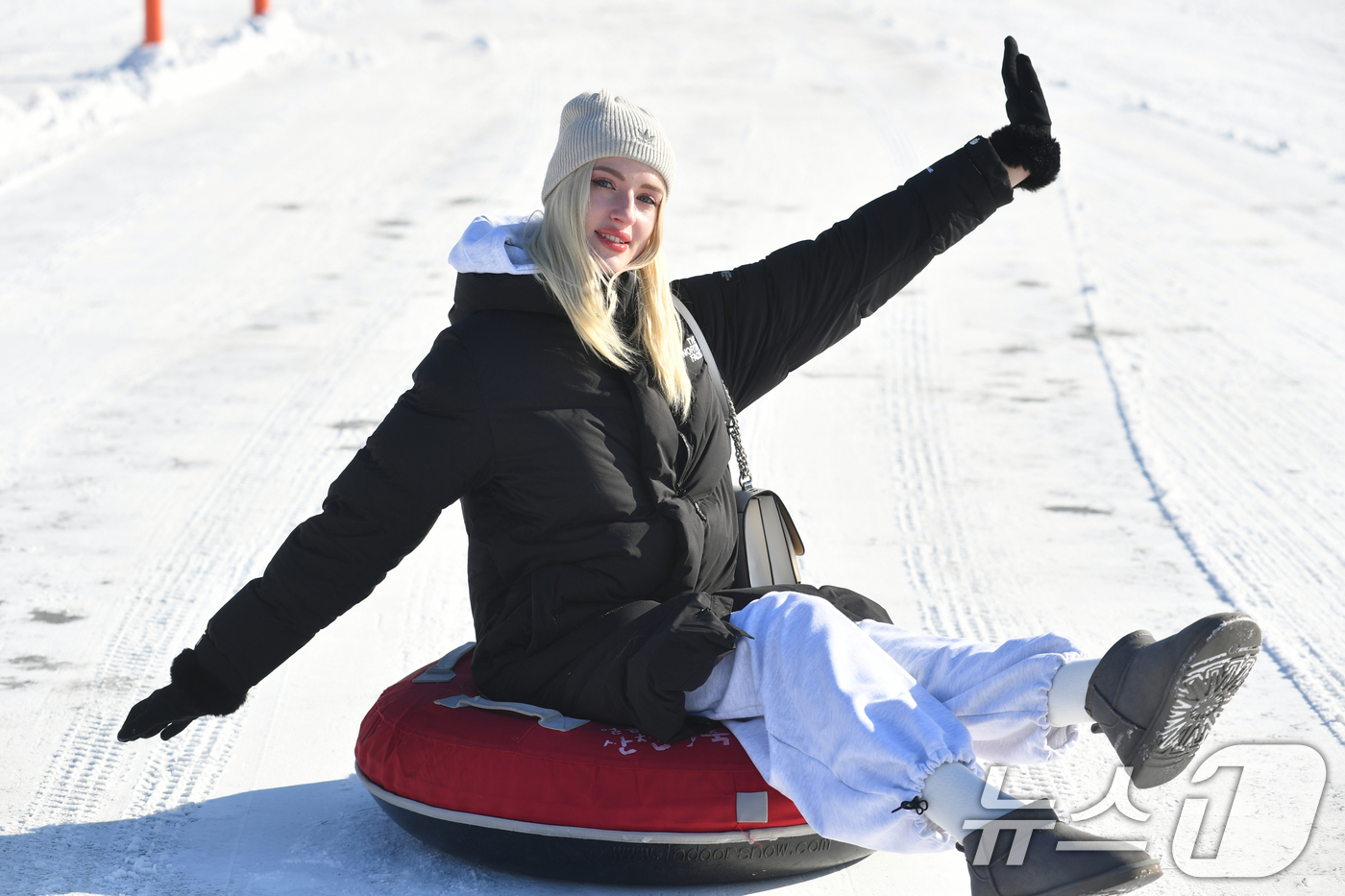 (서울=뉴스1) = 2026 화천산천어축제 이틀째인 11일, 강원 화천군 화천읍 축제장에 마련된 총연장 140m의 눈썰매장에서 관광객들이 즐거운 시간을 보내고 있다.  (화천군 제 …