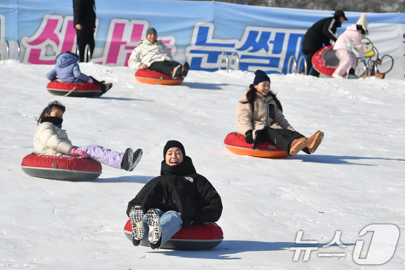 (서울=뉴스1) = 2026 화천산천어축제 이틀째인 11일, 강원 화천군 화천읍 축제장에 마련된 총연장 140m의 눈썰매장에서 관광객들이 즐거운 시간을 보내고 있다.  (화천군 제 …