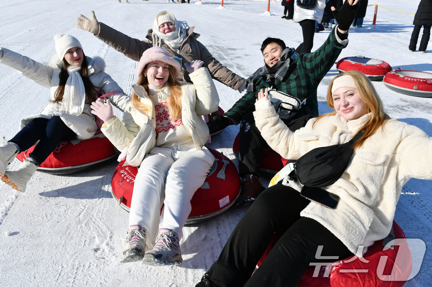 (서울=뉴스1) = 2026 화천산천어축제 이틀째인 11일, 강원 화천군 화천읍 축제장에 마련된 총연장 140m의 눈썰매장에서 관광객들이 즐거운 시간을 보내고 있다.  (화천군 제 …