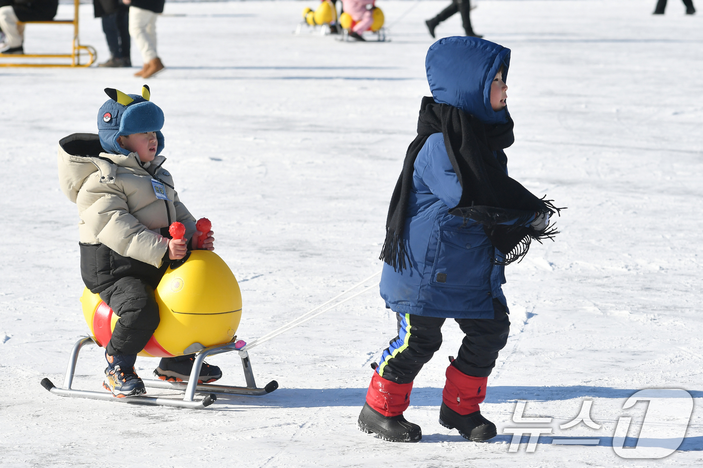 (서울=뉴스1) = 2026 화천산천어축제 이틀째인 11일, 강원 화천군 화천읍 축제장을 찾은 관광객들이 얼음썰매를 즐기고 있다.  (화천군 제공. 재판매 및 DB 금지) 2026 …
