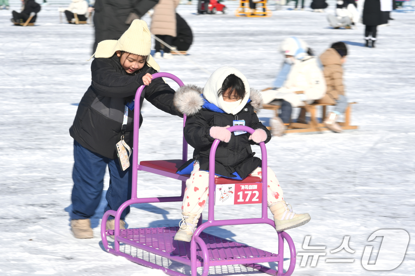 (서울=뉴스1) = 2026 화천산천어축제 이틀째인 11일, 강원 화천군 화천읍 축제장을 찾은 관광객들이 얼음썰매를 즐기고 있다.  (화천군 제공. 재판매 및 DB 금지) 2026 …