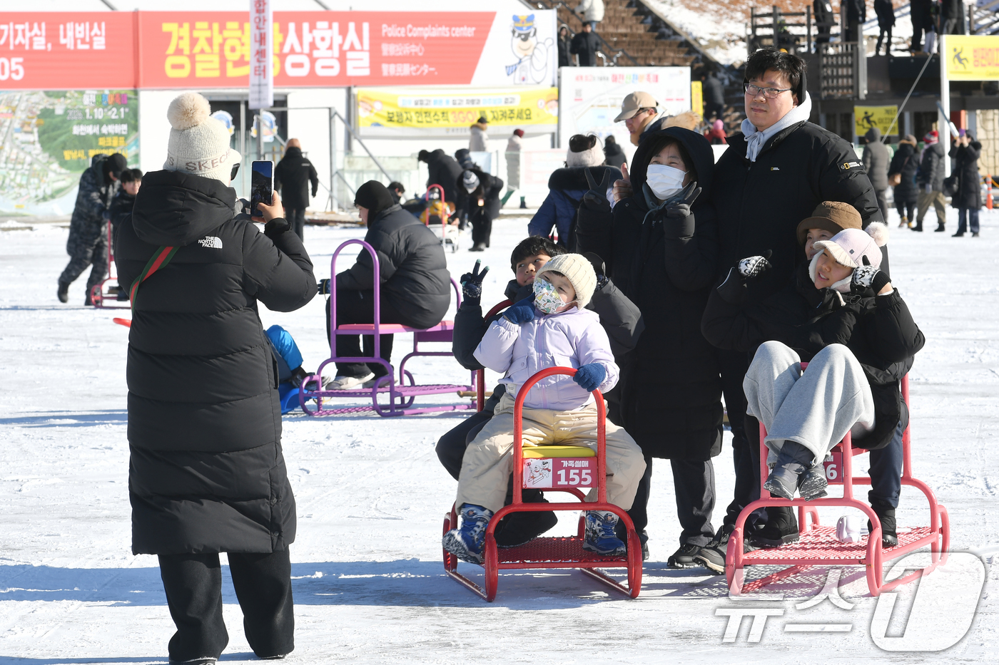 (서울=뉴스1) = 2026 화천산천어축제 이틀째인 11일, 강원 화천군 화천읍 축제장을 찾은 관광객들이 얼음썰매를 즐기고 있다.  (화천군 제공. 재판매 및 DB 금지) 2026 …