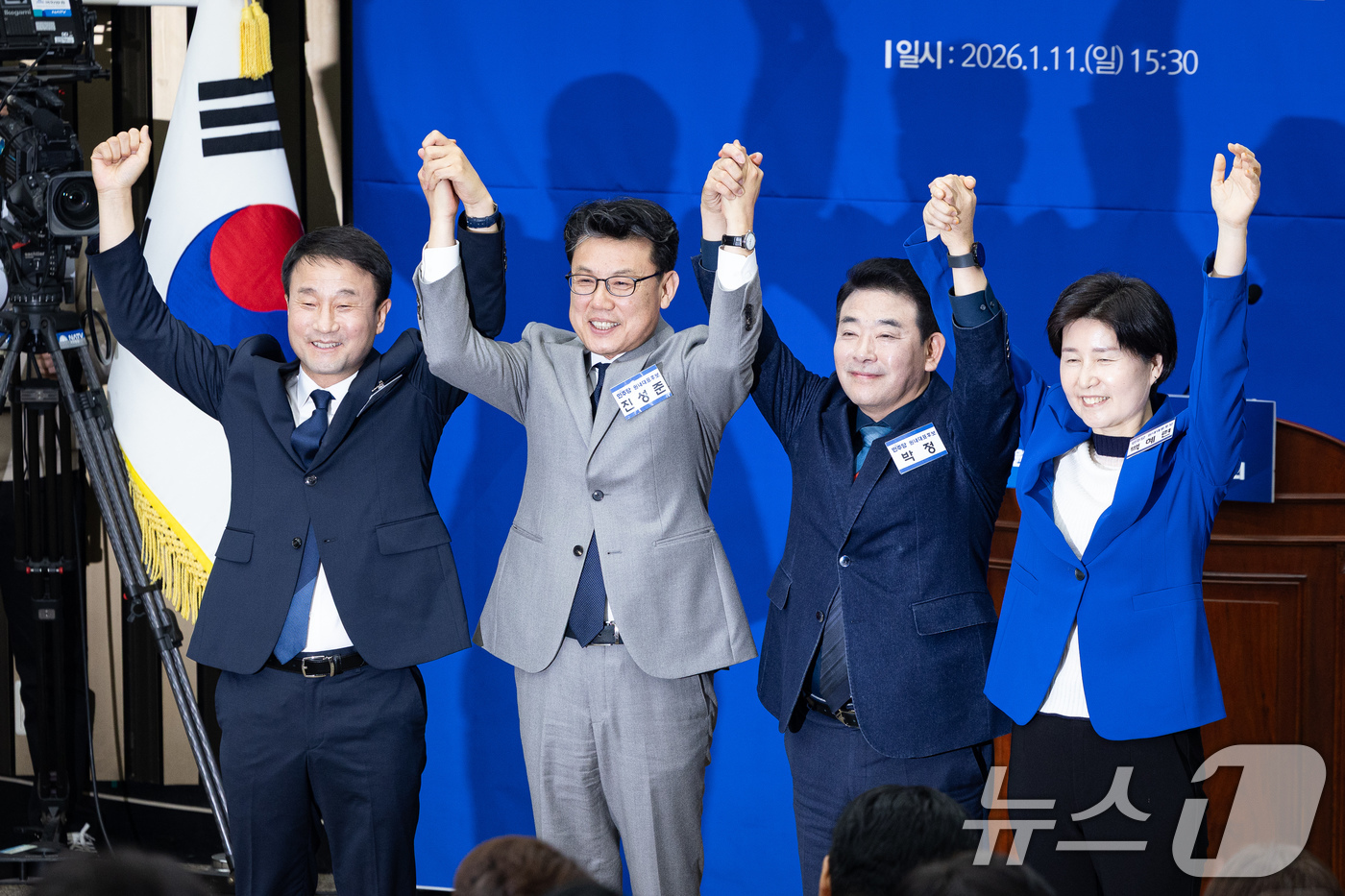 (서울=뉴스1) 유승관 기자 = 더불어민주당 원내대표 후보들이 11일 서울 여의도 국회에서 열린 제22대 국회 더불어민주당 원내대표 선출을 위한 의원총회에서 기념 촬영을 하고 있다 …