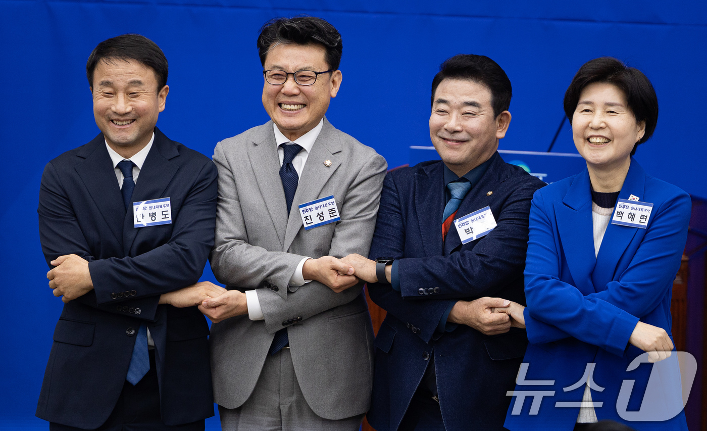 (서울=뉴스1) 유승관 기자 = 더불어민주당 원내대표 후보들이 11일 서울 여의도 국회에서 열린 제22대 국회 더불어민주당 원내대표 선출을 위한 의원총회에서 기념 촬영을 하고 있다 …