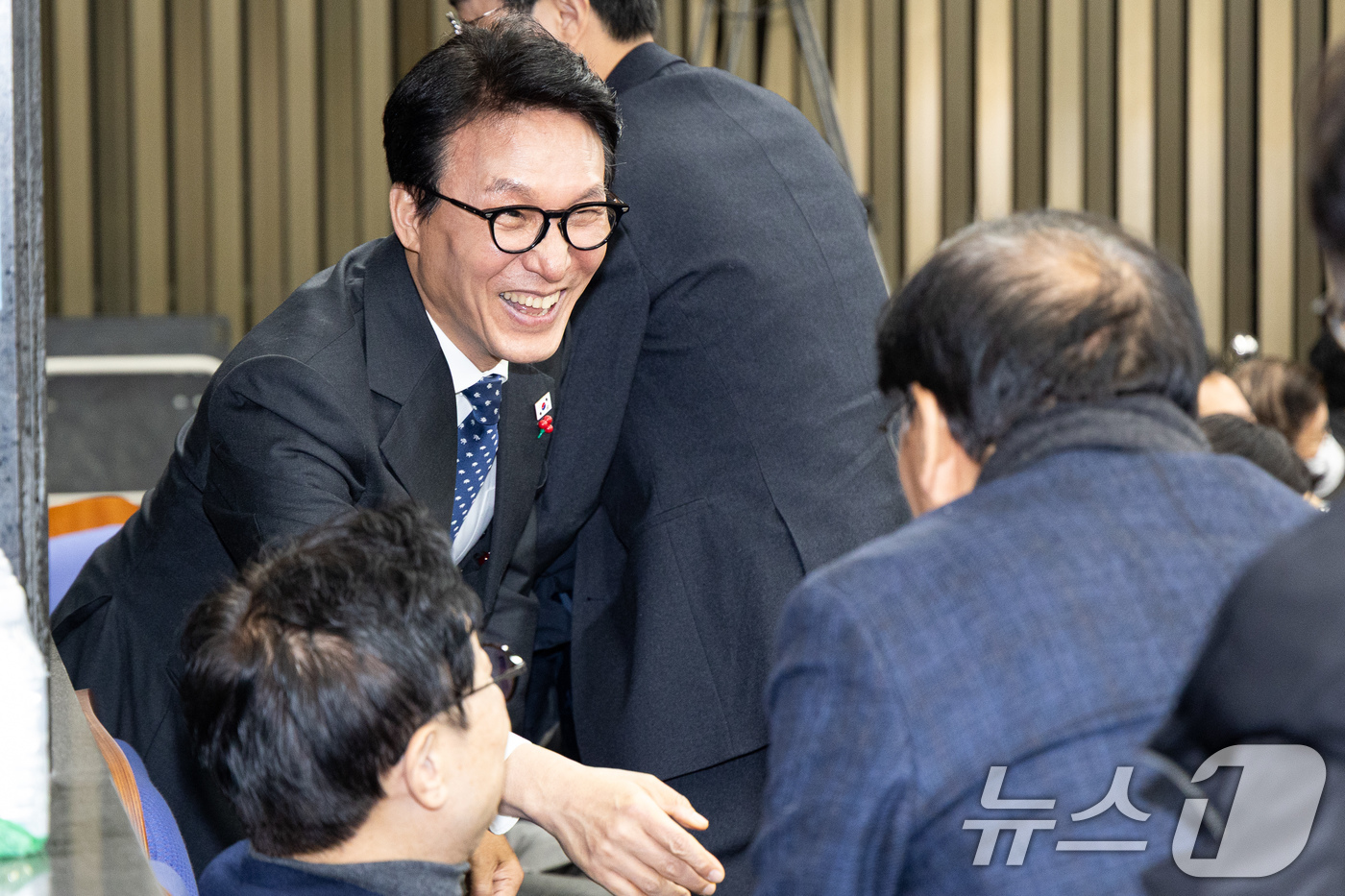 (서울=뉴스1) 유승관 기자 = 김민석 국무총리가 11일 서울 여의도 국회에서 열린 제22대 국회 더불어민주당 원내대표 선출을 위한 의원총회에 참석해 의원들과 인사하고 있다. 20 …