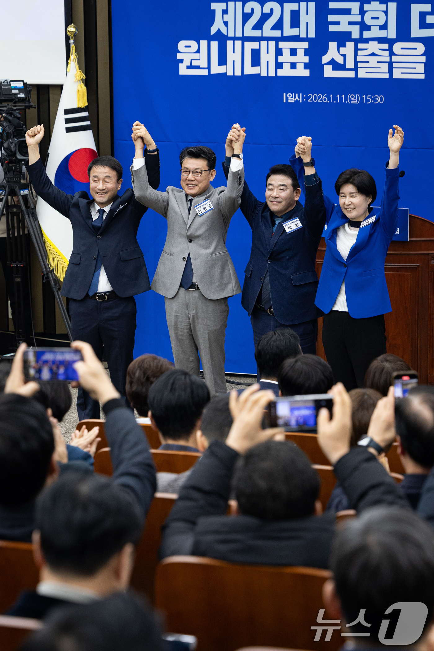 (서울=뉴스1) 유승관 기자 = 더불어민주당 원내대표 후보들이 11일 서울 여의도 국회에서 열린 제22대 국회 더불어민주당 원내대표 선출을 위한 의원총회에서 기념 촬영을 하고 있다 …