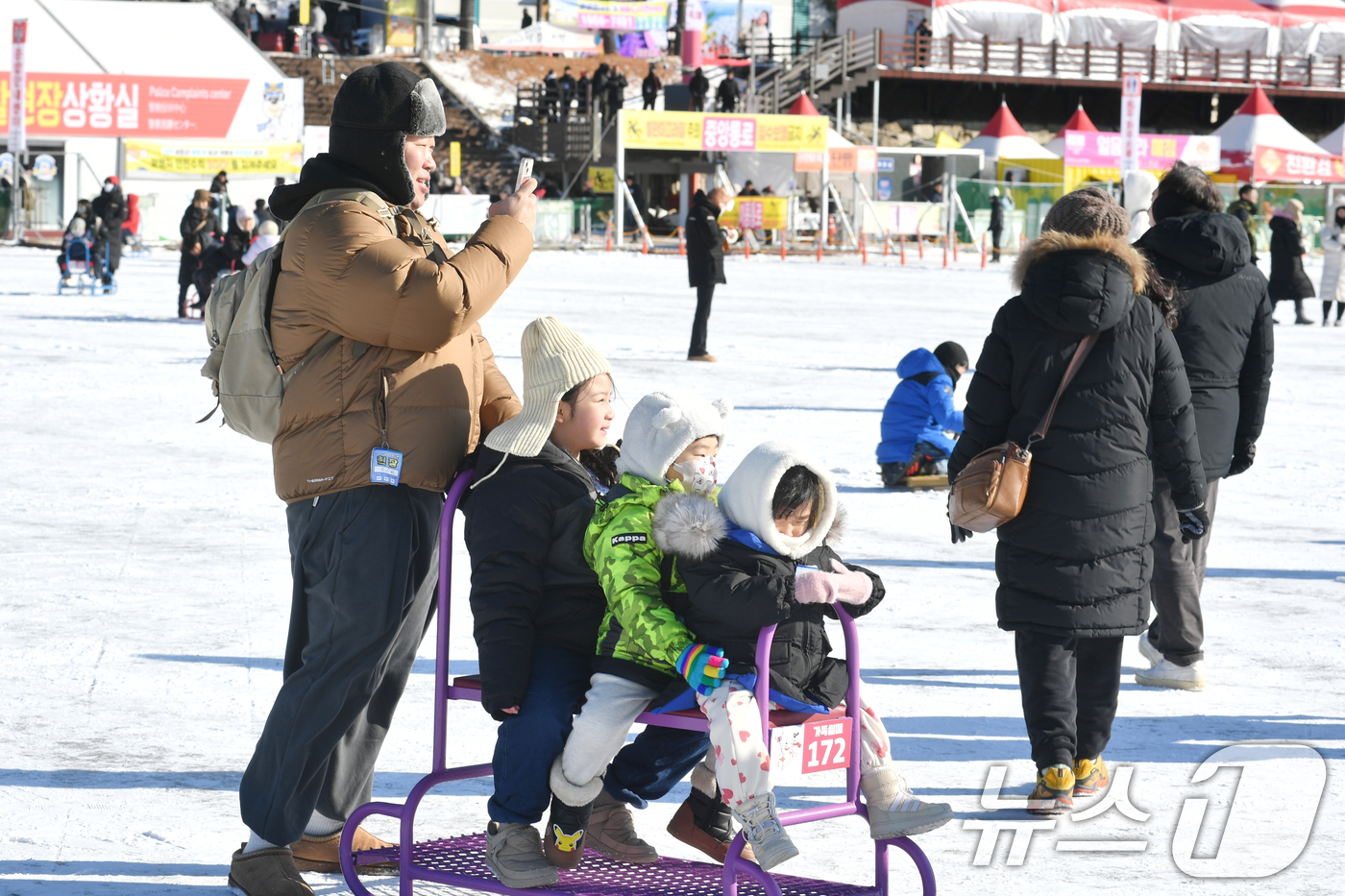 (서울=뉴스1) = 2026 화천산천어축제 이틀째인 11일, 강원 화천군 화천읍 축제장을 찾은 관광객들이 얼음썰매를 즐기고 있다.  (화천군 제공. 재판매 및 DB 금지) 2026 …
