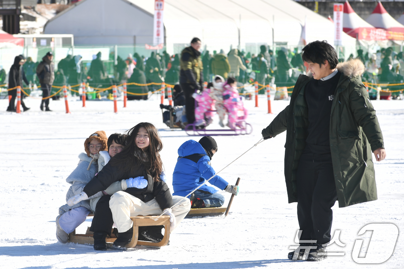 (서울=뉴스1) = 2026 화천산천어축제 이틀째인 11일, 강원 화천군 화천읍 축제장을 찾은 관광객들이 얼음썰매를 즐기고 있다.  (화천군 제공. 재판매 및 DB 금지) 2026 …