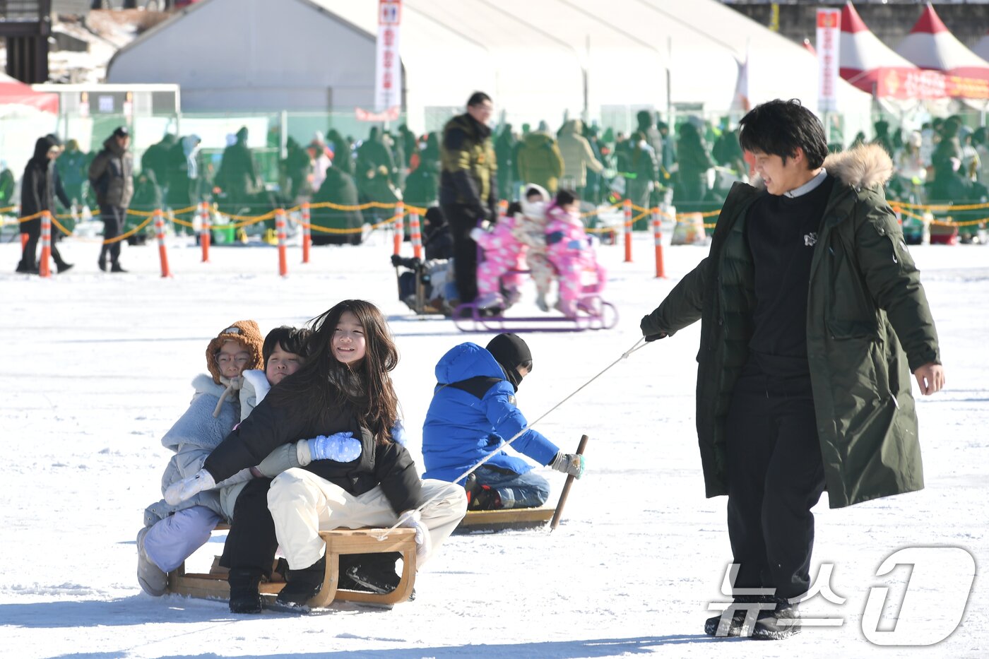본문 이미지 - 2026 화천산천어축제 이틀째인 11일, 강원 화천군 화천읍 축제장을 찾은 관광객들이 얼음썰매를 즐기고 있다. (화천군 제공. 재판매 및 DB 금지) 2026.1.11/뉴스1