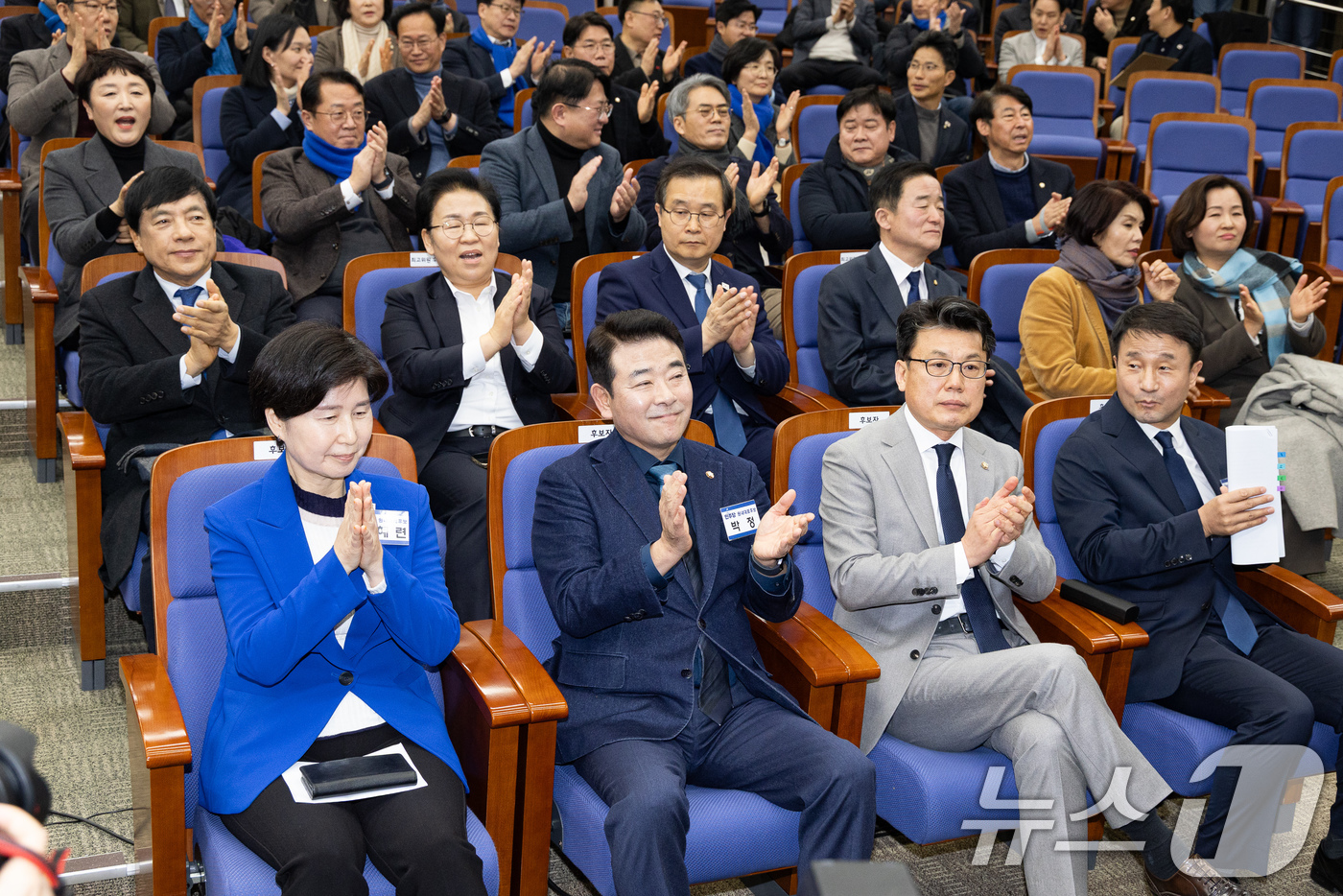 (서울=뉴스1) 유승관 기자 = 더불어민주당 원내대표 후보들이 11일 서울 여의도 국회에서 열린 제22대 국회 더불어민주당 원내대표 선출을 위한 의원총회에서 손뼉치고 있다. 앞줄 …