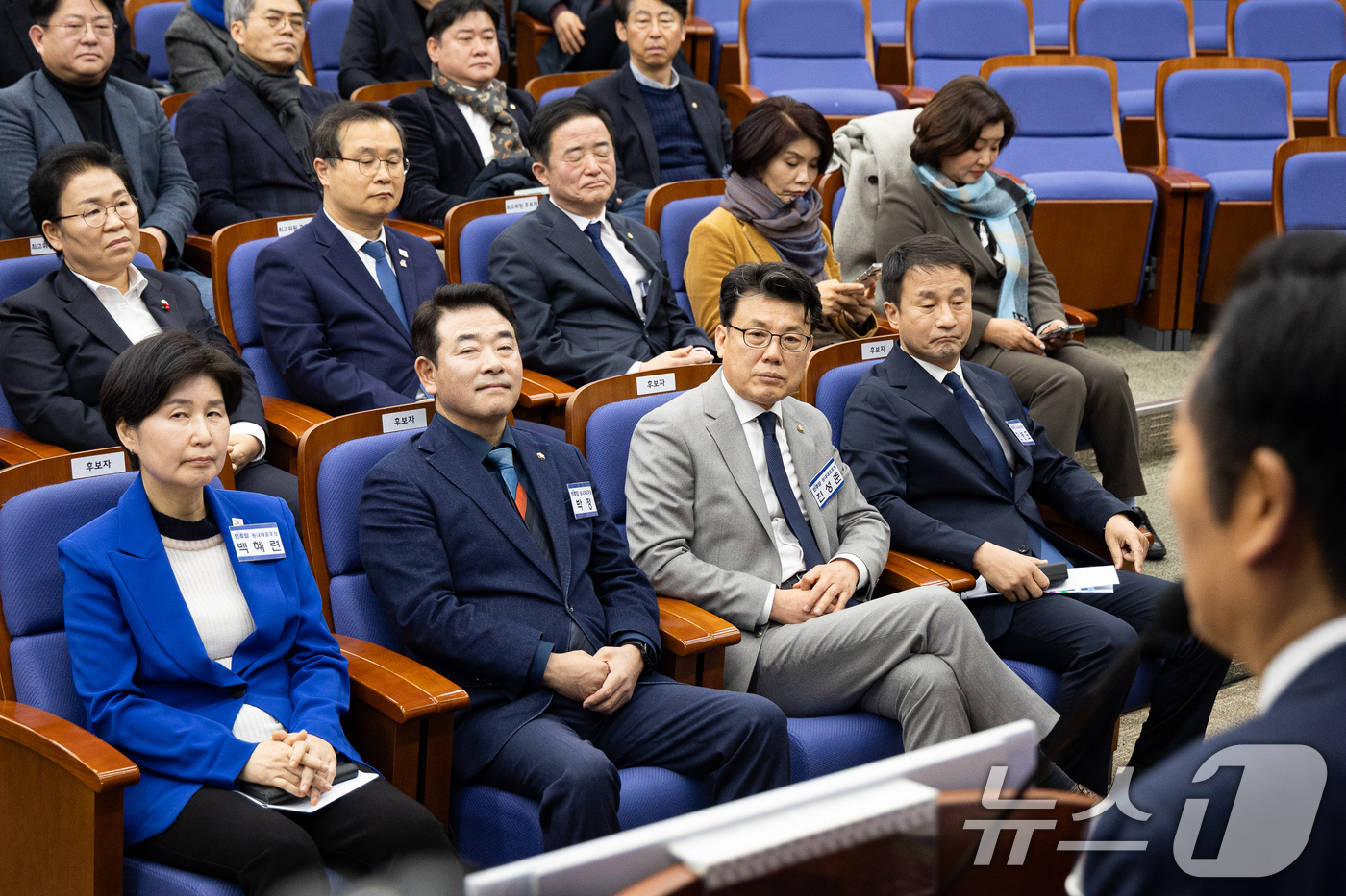 (서울=뉴스1) 유승관 기자 = 더불어민주당 원내대표 후보들이 11일 서울 여의도 국회에서 열린 제22대 국회 더불어민주당 원내대표 선출을 위한 의원총회에서 정청래 대표의 인사말을 …