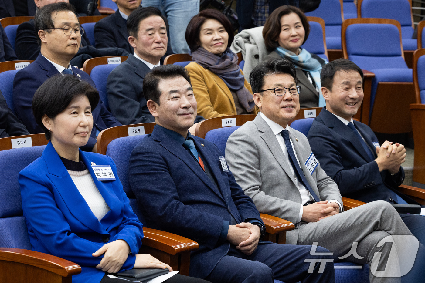 (서울=뉴스1) 유승관 기자 = 더불어민주당 원내대표 후보들이 11일 서울 여의도 국회에서 열린 제22대 국회 더불어민주당 원내대표 선출을 위한 의원총회에서 정청래 대표의 인사말을 …