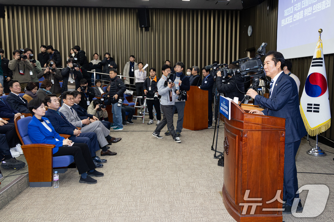 (서울=뉴스1) 유승관 기자 = 정청래 더불어민주당 대표가 11일 서울 여의도 국회에서 열린 제22대 국회 더불어민주당 원내대표 선출을 위한 의원총회에서 인사말을 하고 있다. 20 …