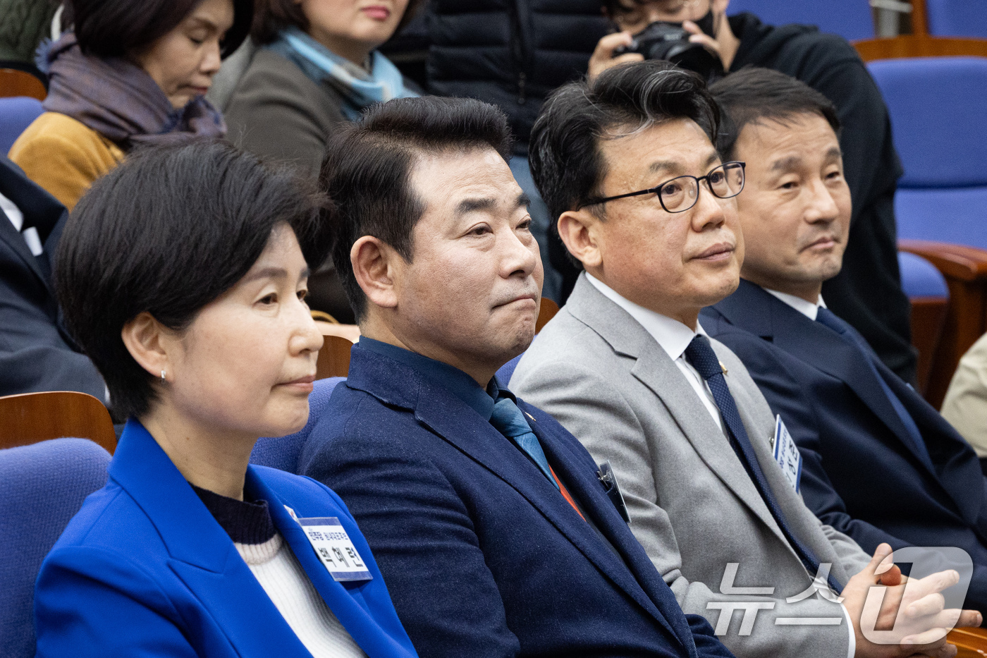 (서울=뉴스1) 유승관 기자 = 더불어민주당 원내대표 후보들이 11일 서울 여의도 국회에서 열린 제22대 국회 더불어민주당 원내대표 선출을 위한 의원총회에서 정청래 대표의 인사말을 …