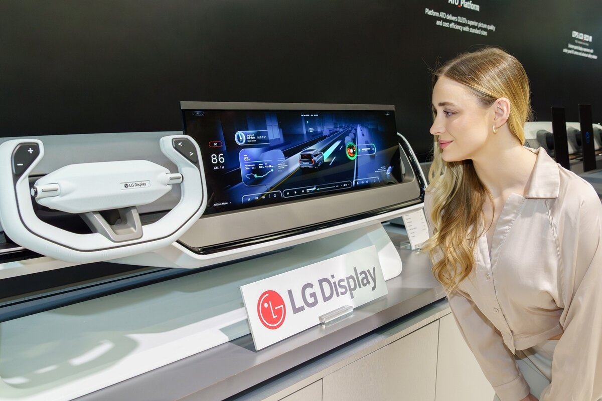 본문 이미지 - 5일 미국 라스베이거스에서 LG디스플레이 모델이 ‘33인치 차량용 슬라이더블 OLED’ 패널을 소개하고 있다.