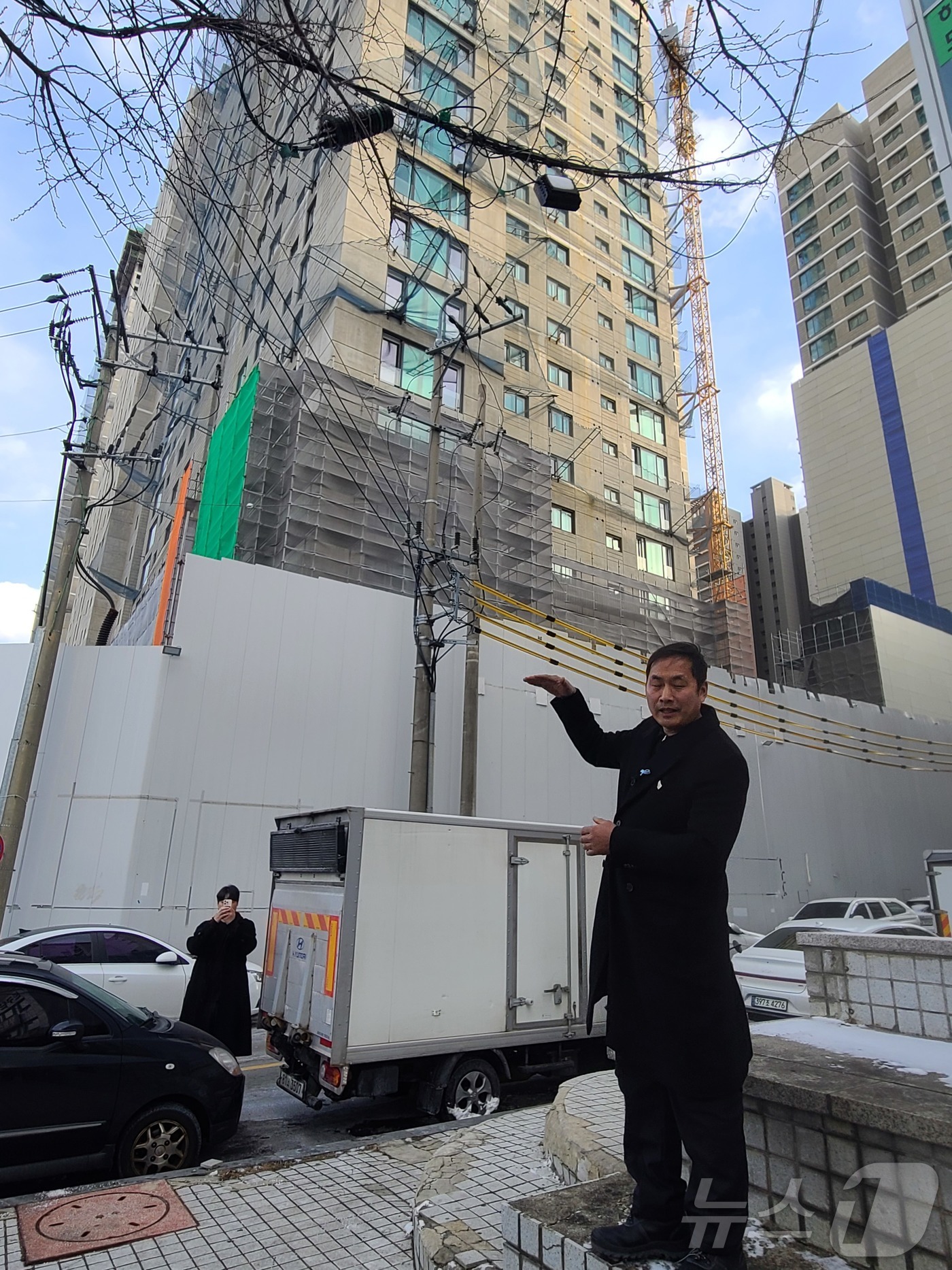 (광주=뉴스1) 전원 기자 = 11일 광주 서구에서 화정동 아이파크 붕괴 사고 4주기 추모식 후 안정호 유가족 대표가 아파트 붕괴사고와 관련한 설명을 하고 있다.2026.1.11/ …