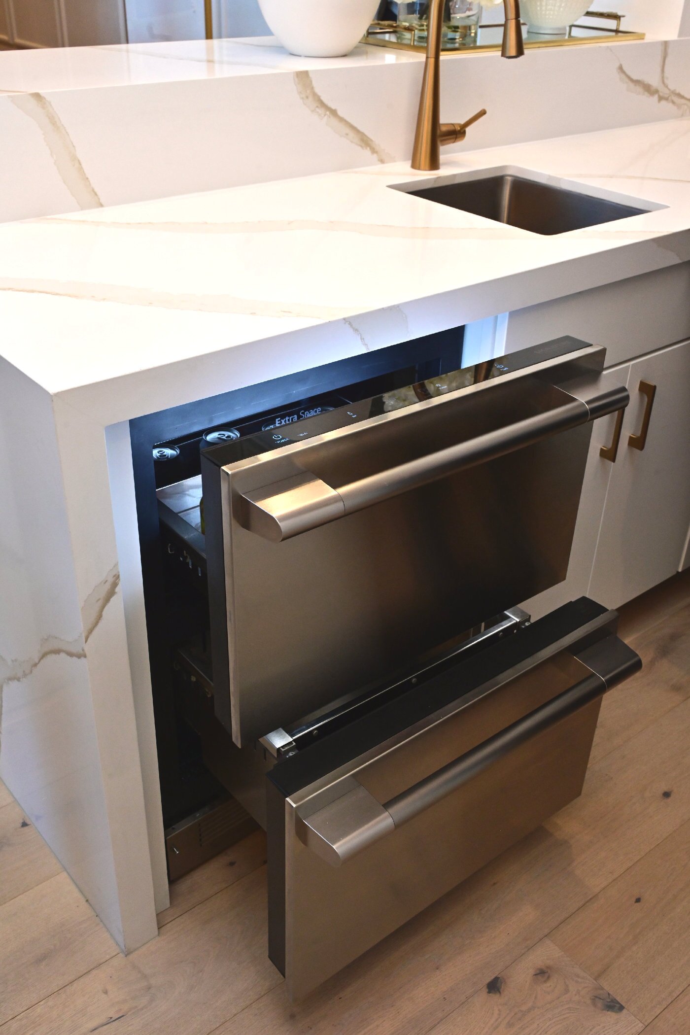 본문 이미지 - LG전자 초프리미엄 빌트인 가전 'SKS'의 모델하우스에 아일랜드 냉장/냉동고가 설치된 모습. 이 제품은 서랍 별로 -23℃부터 10℃까지 온도를 조절해 필요에 따라 냉장고와 냉동고로 바꿔가며 사용할 수 있다.(LG전자 제공)