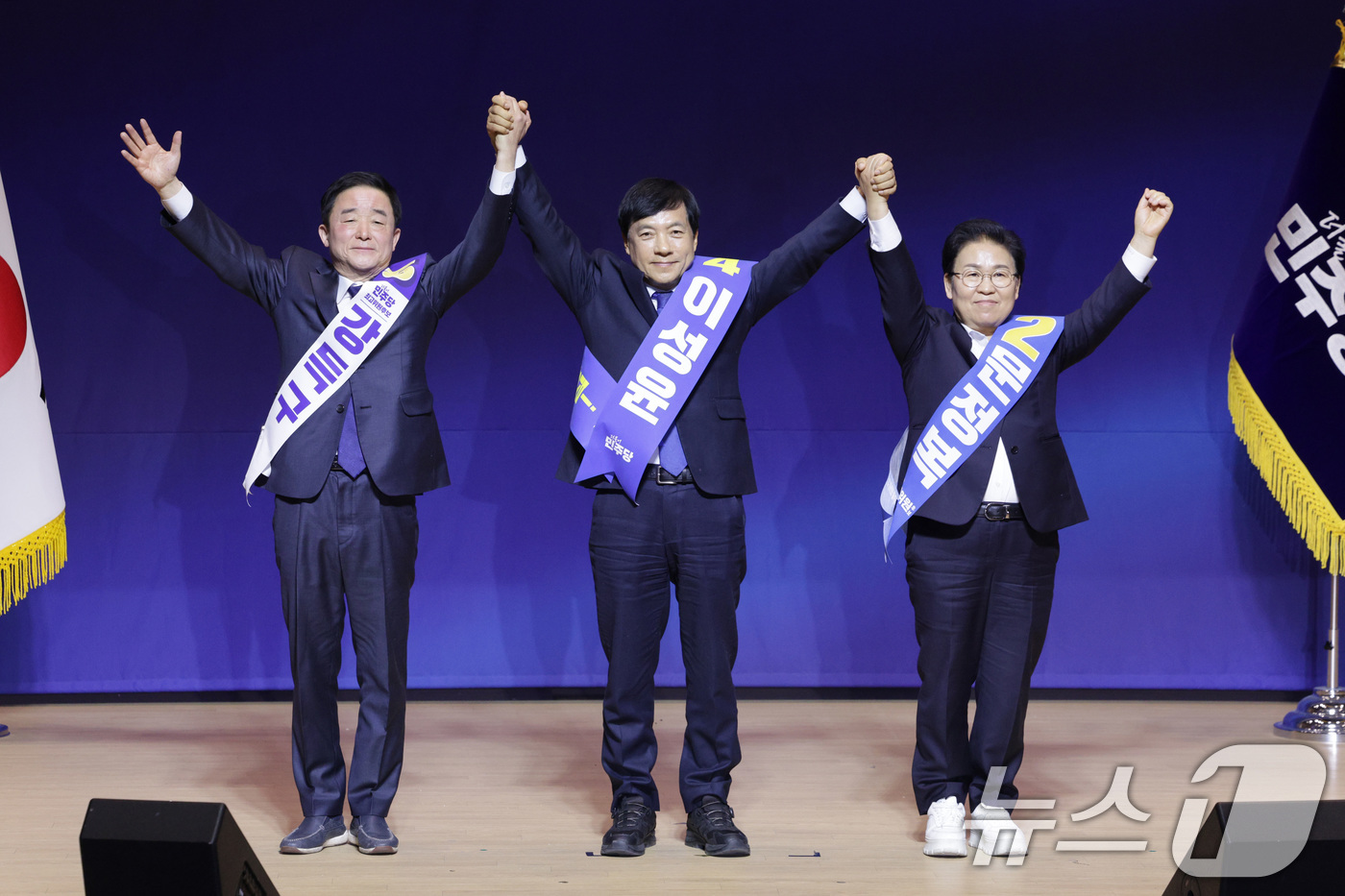 (서울=뉴스1) 신웅수 기자 = 강득구(왼쪽부터), 이성윤, 문정복 더불어민주당 신임 최고위원이 11일 서울 여의도 국회 의원회관에서 열린 최고위원 보궐선거 후보자 합동연설회에서 …