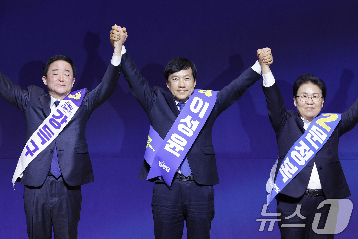 (서울=뉴스1) 신웅수 기자 = 강득구(왼쪽부터), 이성윤, 문정복 더불어민주당 신임 최고위원이 11일 서울 여의도 국회 의원회관에서 열린 최고위원 보궐선거 후보자 합동연설회에서 …