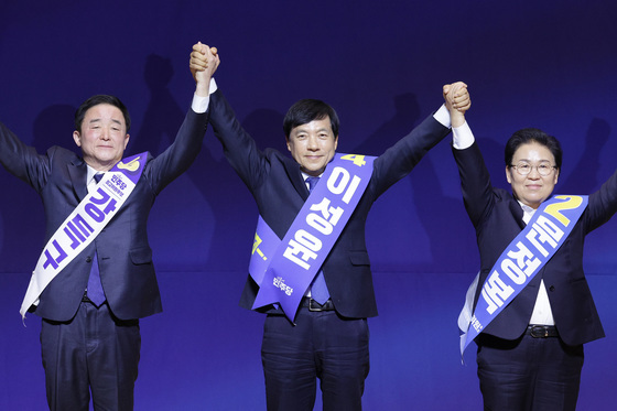 당원들에게 인사하는 강득구·이성윤·문정복