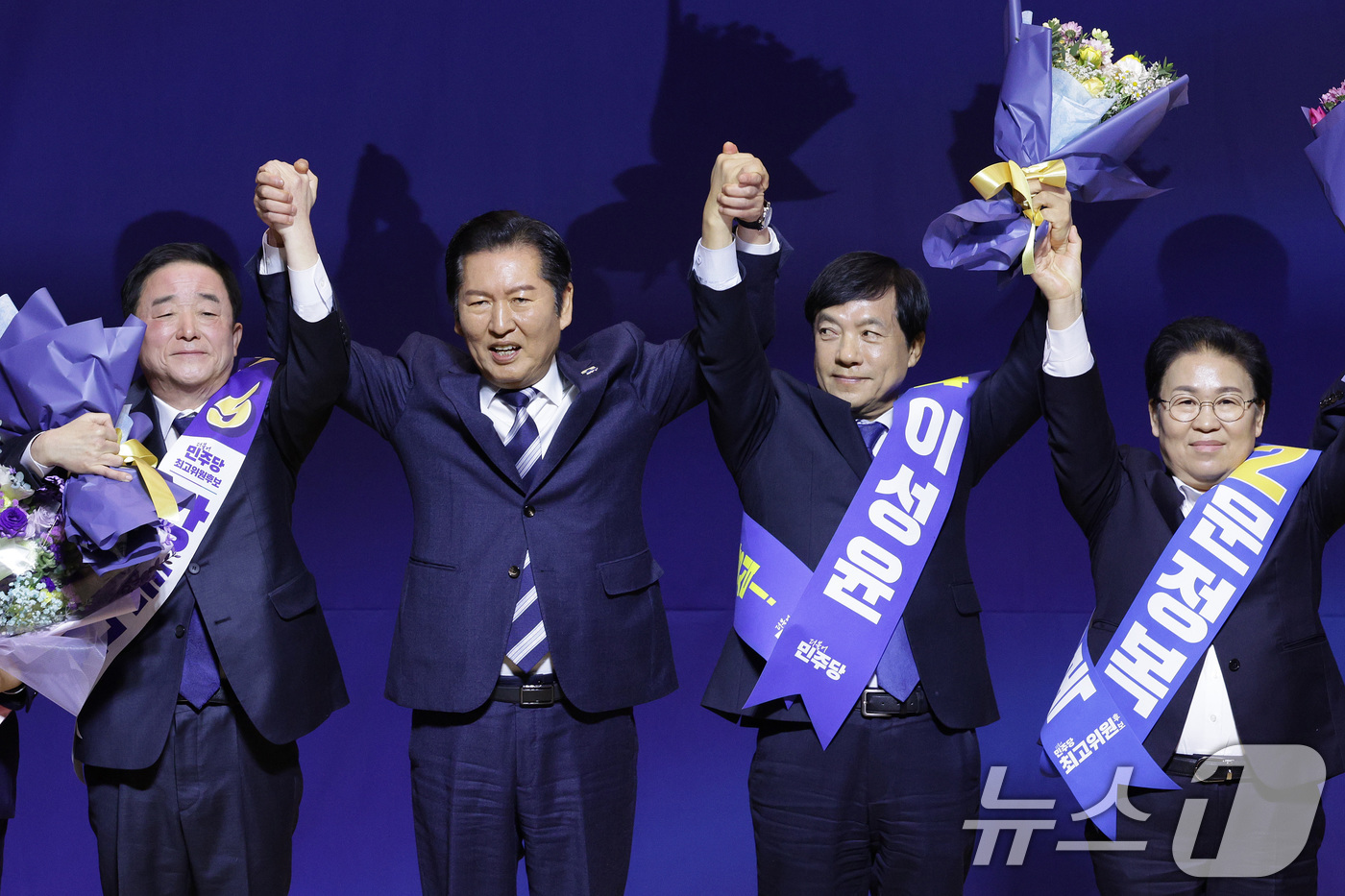 (서울=뉴스1) 신웅수 기자 = 정청래 더불어민주당 대표가 11일 서울 여의도 국회 의원회관에서 열린 최고위원 보궐선거 후보자 합동연설회에서 강득구, 이성윤, 문정복 신임 최고위원 …