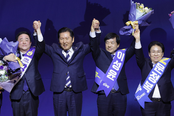 신임 최고위원과 손잡은 정청래